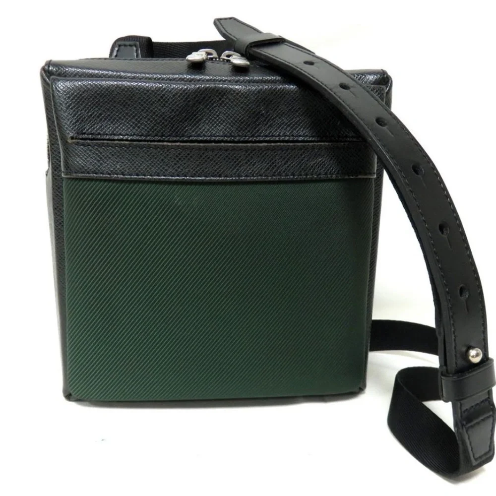 Authentic Louis Vuitton Taiga Leather Sayan Messenger Bag - Picture 4 of 15